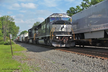 Eastbound and westbound trains execute a meet at Sebring. Note the reflection of the lead unit of the westbound train on the side of the UPS trailer of the eastbound.