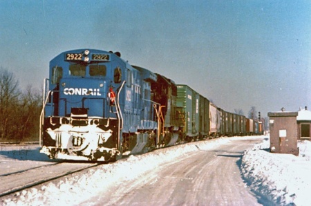 Conrail westbound fright behind U33B No. 2922 as it travels through Berea interlocking on a cold winter day. Note the signal box and MOW structure. 