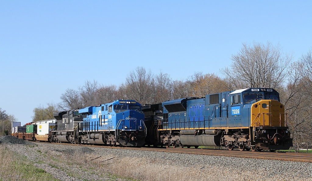 The 20E (left) passing the 16G  on Norfolk Southern.