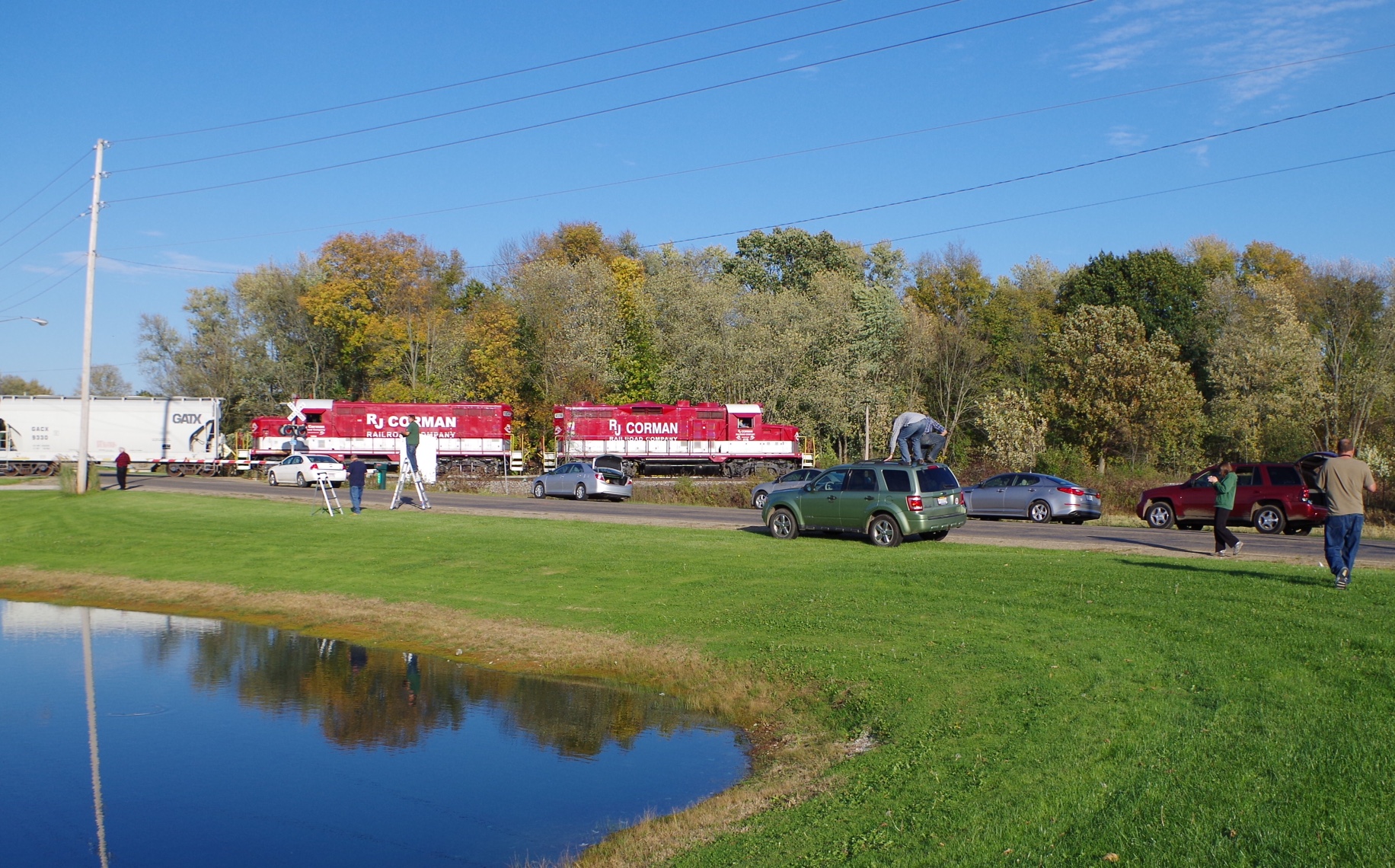 It must have been a slow day as the railfan chase crew was out in force. I see Bob Farkas at left near the train.
